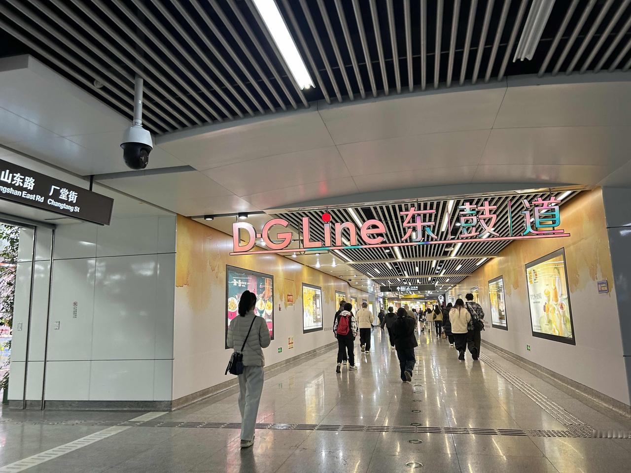 这事儿可真有意思！早上终于把车开去4S店补漆了。两处划痕拖了半年，每次问价都