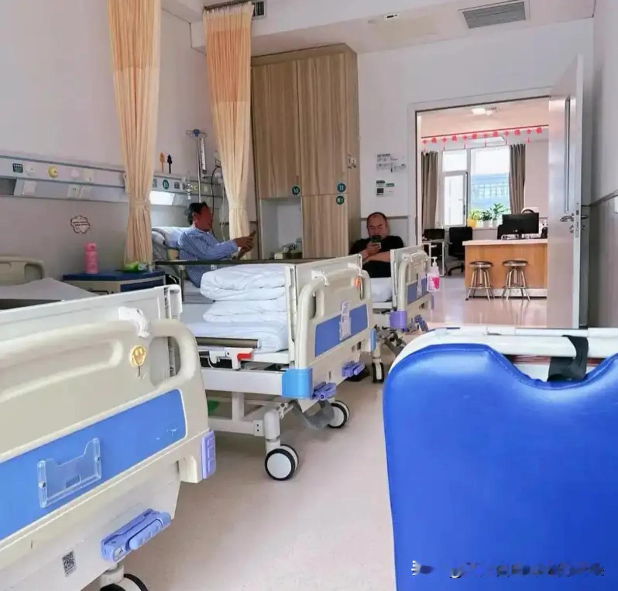 住院6点被叫醒叠被子，病人炸锅了！医生一句话怼回，网友却吵翻了“我是在住院，