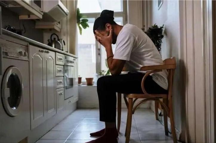 人前微笑营业朋友圈尽显安逸，深夜失眠迷茫探寻人生意义，抑郁患病率暴涨数倍