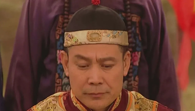 1724年寒冬，废太子胤礽病危，雍正疾驰郑家庄。床榻前胤礽摸出香囊：“四弟…这是