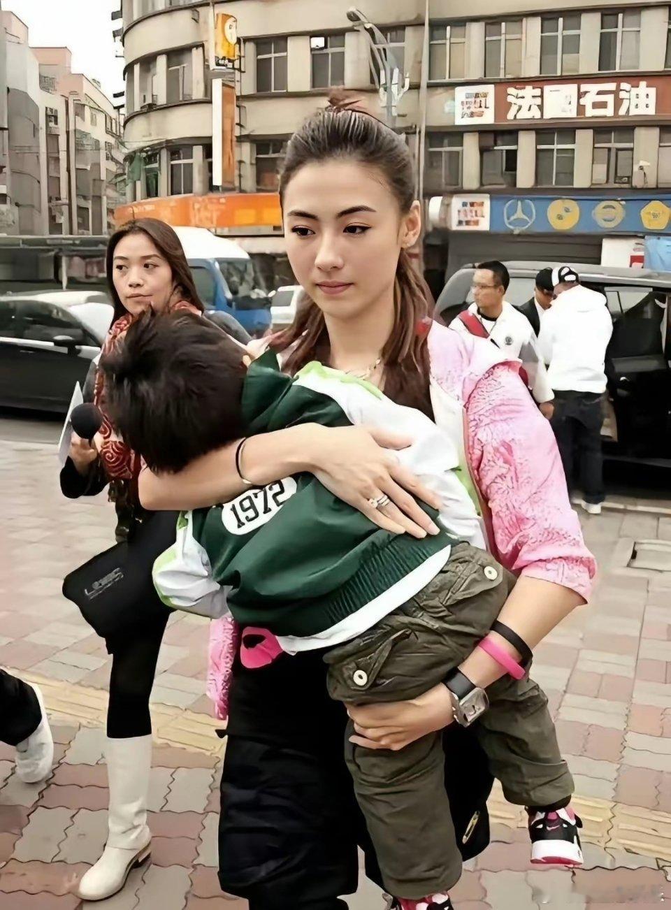 十几年路人偶遇镜头里，几乎每张生图都是张柏芝独自带着两个儿子，全程无人分担！她