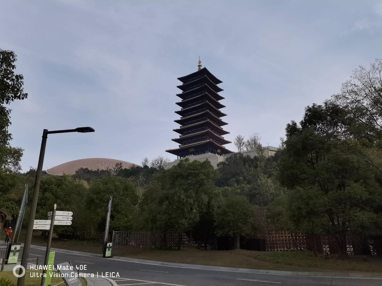 這就是《牛首山》景區的佛頂塔。登塔眺望遠山美景盡收眼底。