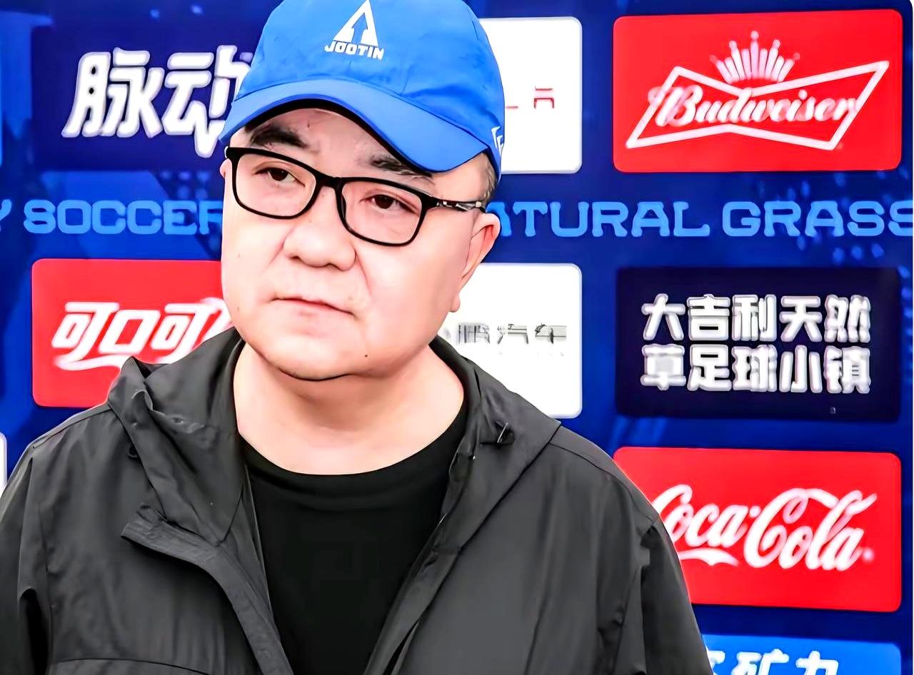 别看她以前是青年演员，还是选美冠军，结婚后却几乎不怎么露面了。她就是胡艳，董路