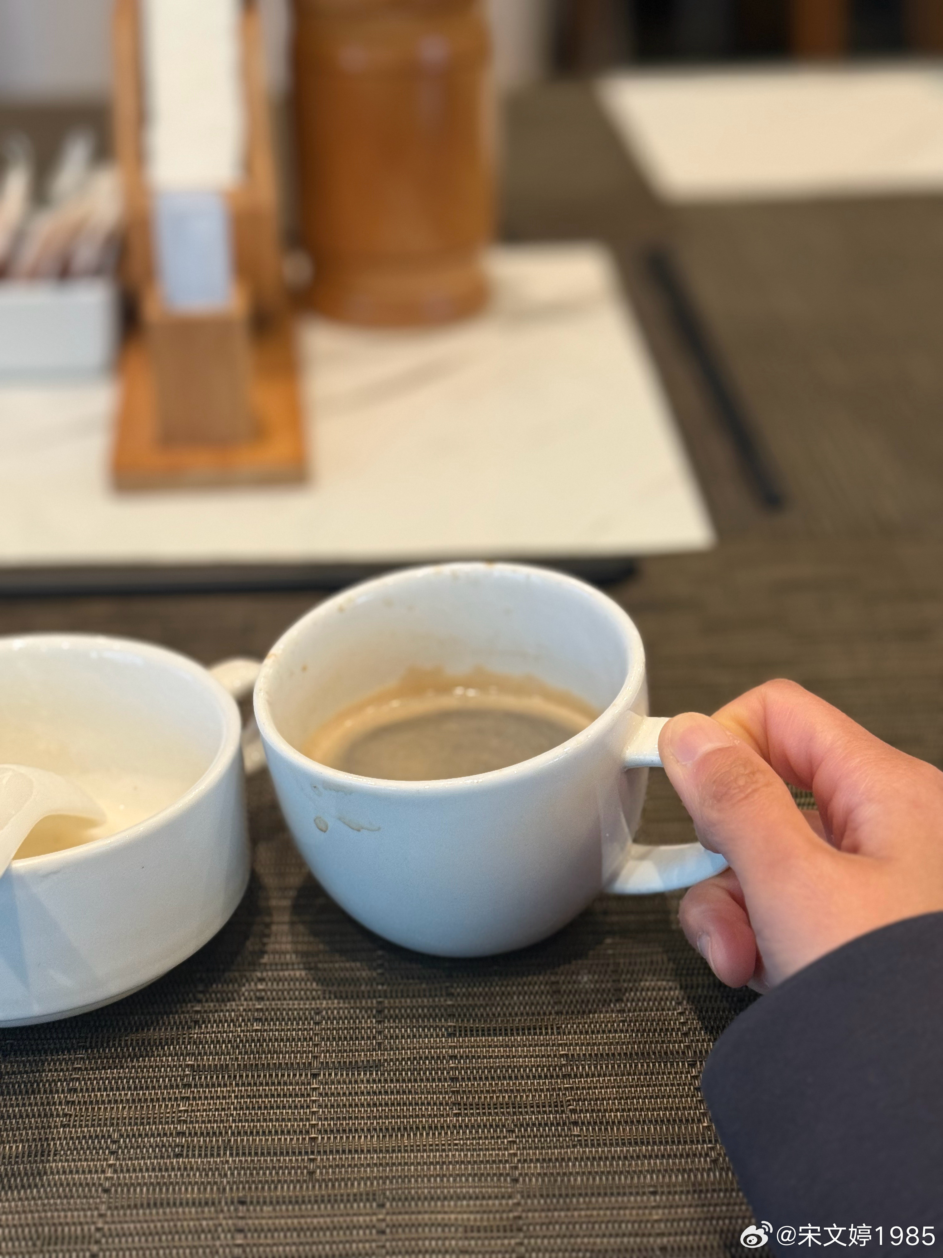 猛灌两杯美式后一个人跑来说：“你是不是那个讲奥迪的小阿姨？我看你穿了件领克衣服就