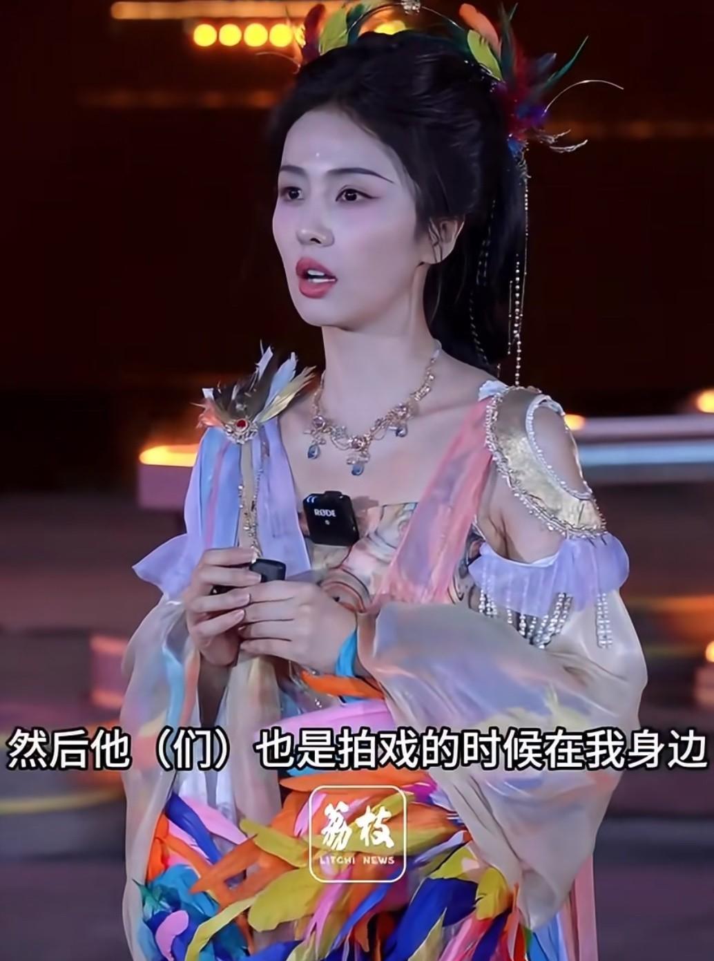 白鹿说，我一年也回不了几次老家，进组拍戏，爸妈都会来剧组陪我，我们就住门对门，他