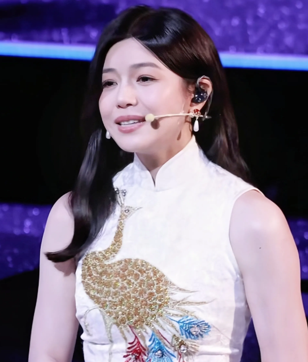 41岁陈妍希出席活动，中式旗袍惊艳全场，这状态真的太好了！你如何看？