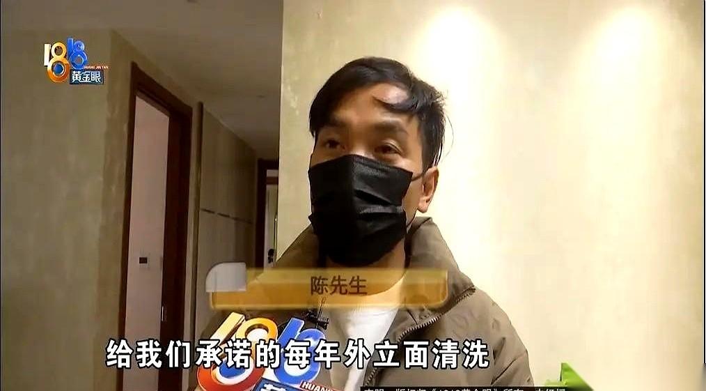 你敢欠物业费，物业就敢让你家门口变成垃圾场。你没看错。杭州一个大哥，早上刚扔出