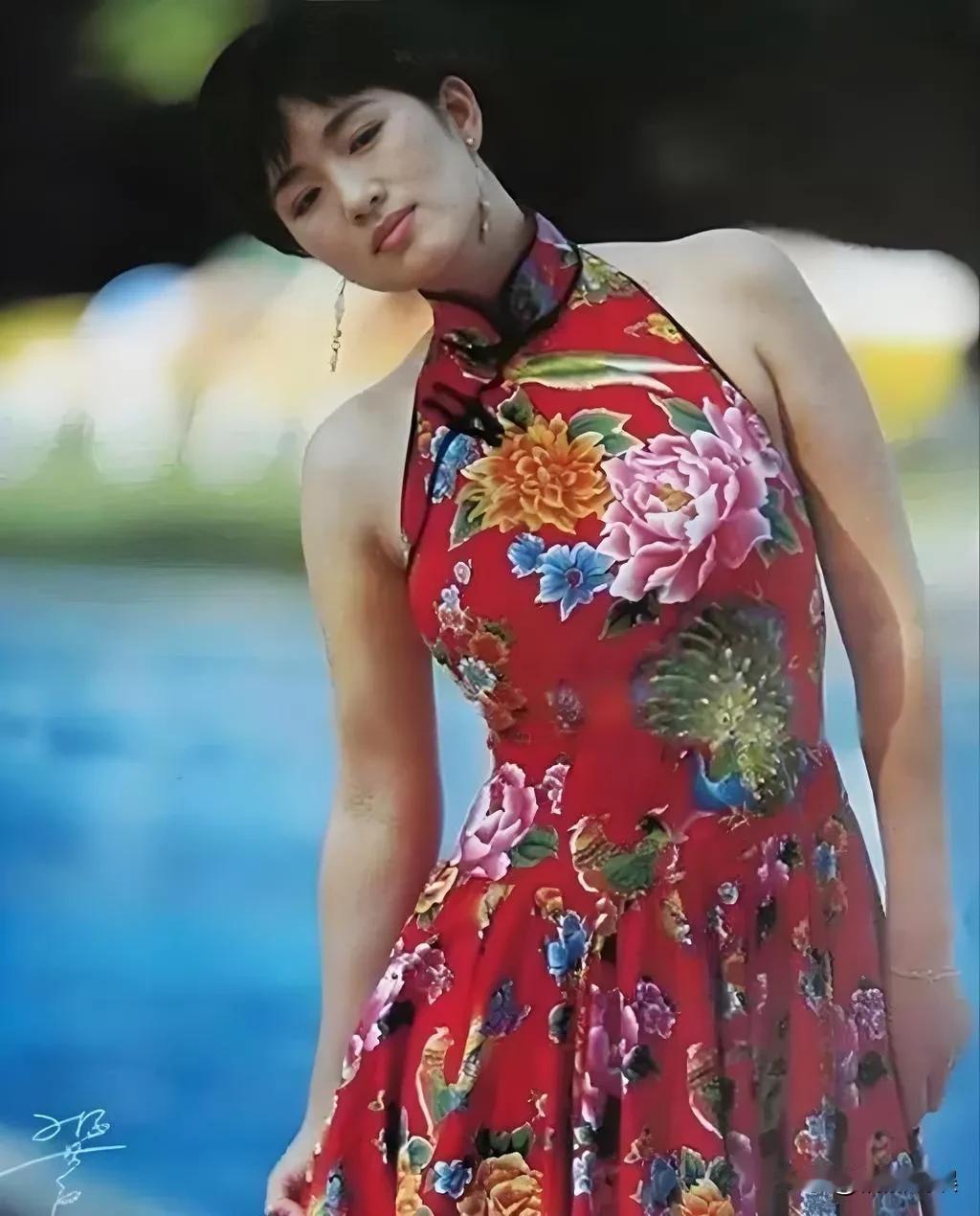 巩俐年轻时的颜值、气质，身材绝对是顶级的，表现能力超强，张艺谋的眼光是真好！看