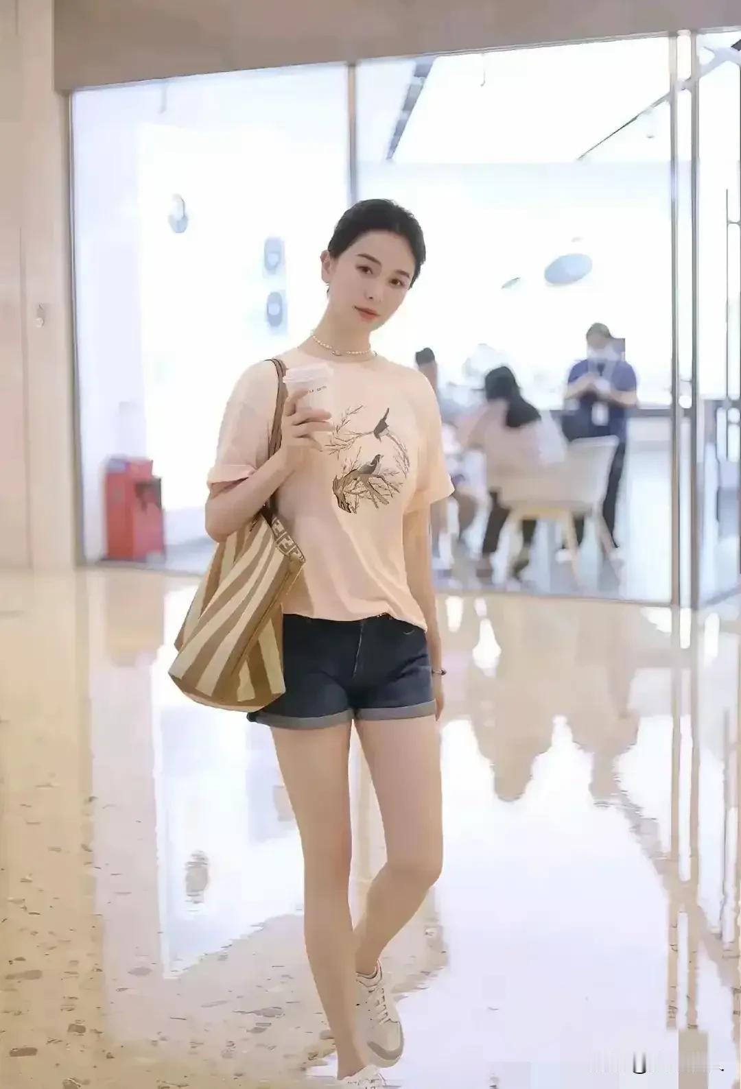 左小青最近露面，谁看了不夸大美人抗打！快50岁的人，状态压根看不出年龄。皮