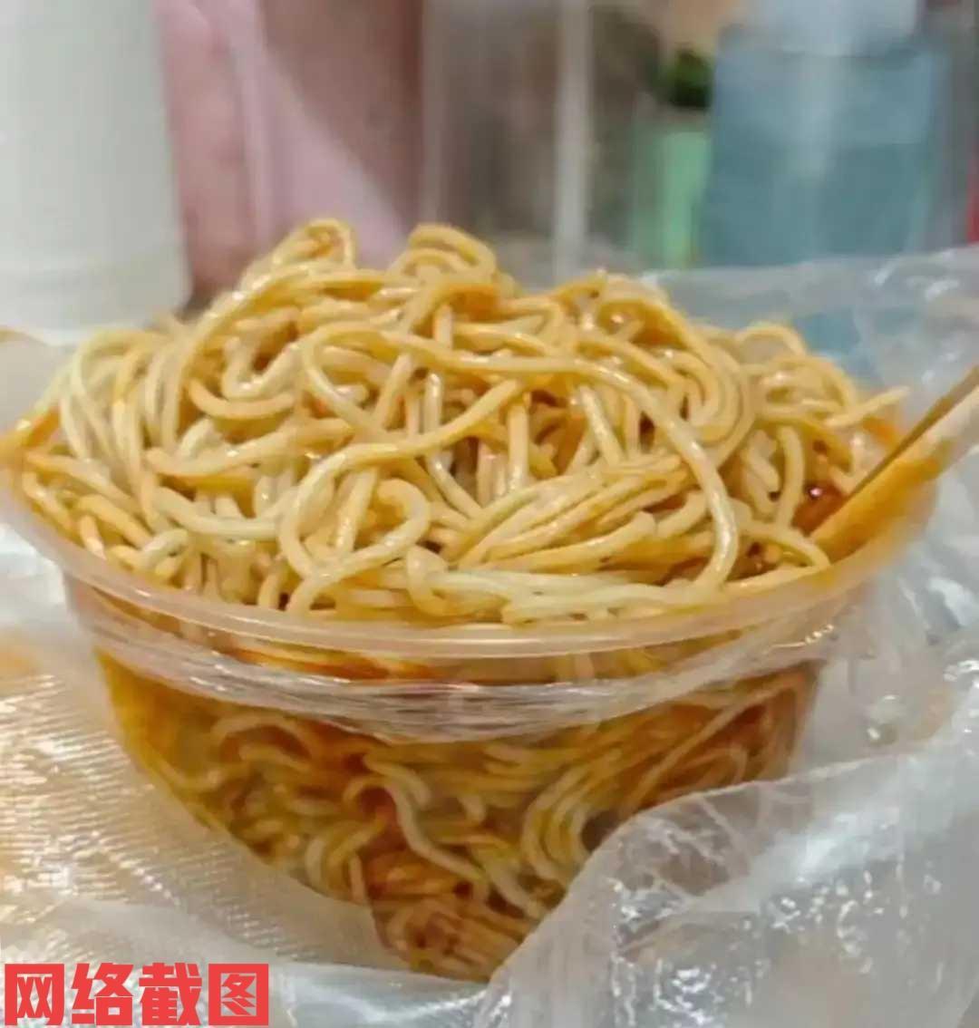 湖北武汉有家面馆接到学生外卖订单。这份外卖订单有备注，希望多加面吃不饱，这一