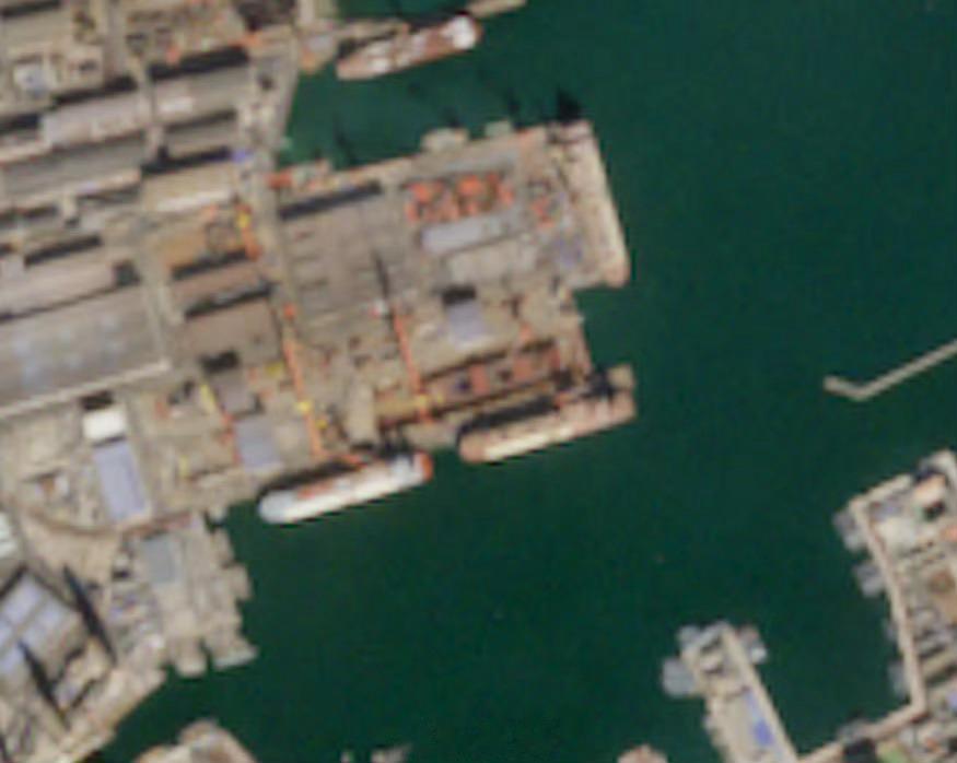 昨天的004卫星图正在吊装舰首模块，后部疑似又上了一块机库模块图源见水印烽火