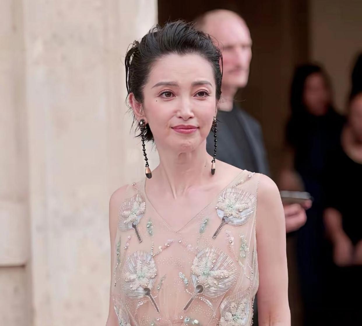 李冰冰的年纪是个谜吗？公开说是73年的但是被扒改过年龄实际是68年，不管是哪