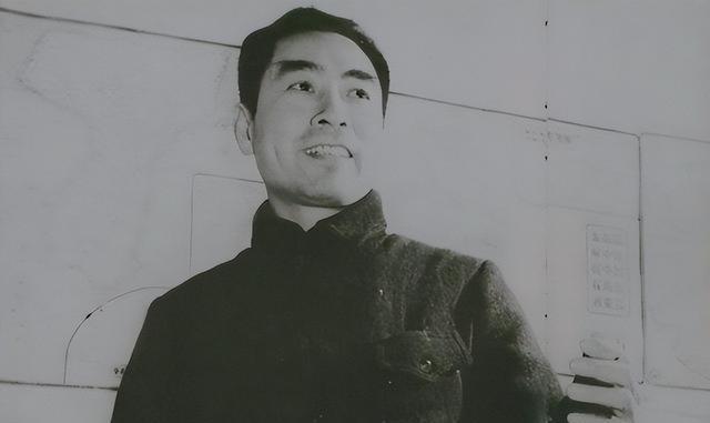 1958年，周总理的弟弟周恩寿要回老家修房子，正好在院子里碰到了刚开完会的周总理