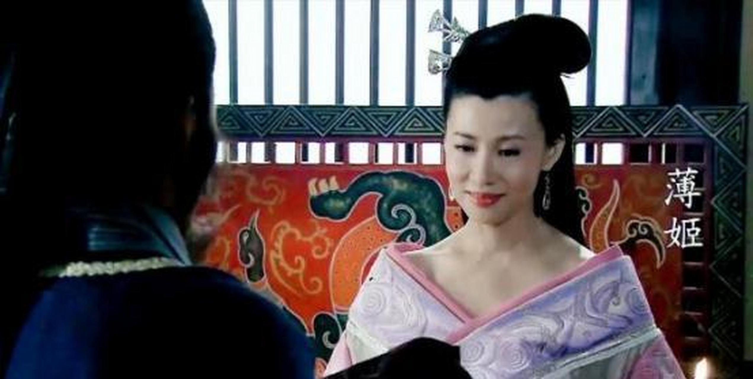 公元前203年，薄姬花光了身上所有的积蓄换来了一次侍寝机会，不巧当夜刘邦喝得大醉