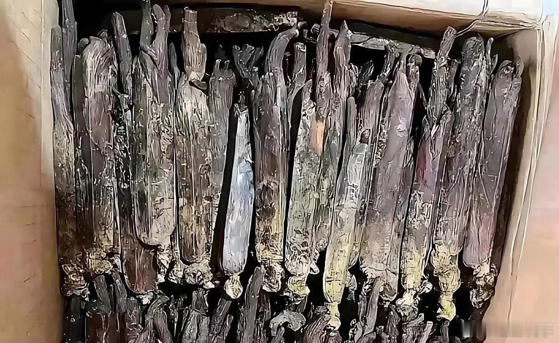广东深圳有个女房东，前租客退房后她去清理出租房，打算打扫干净再出租。结果在床底下