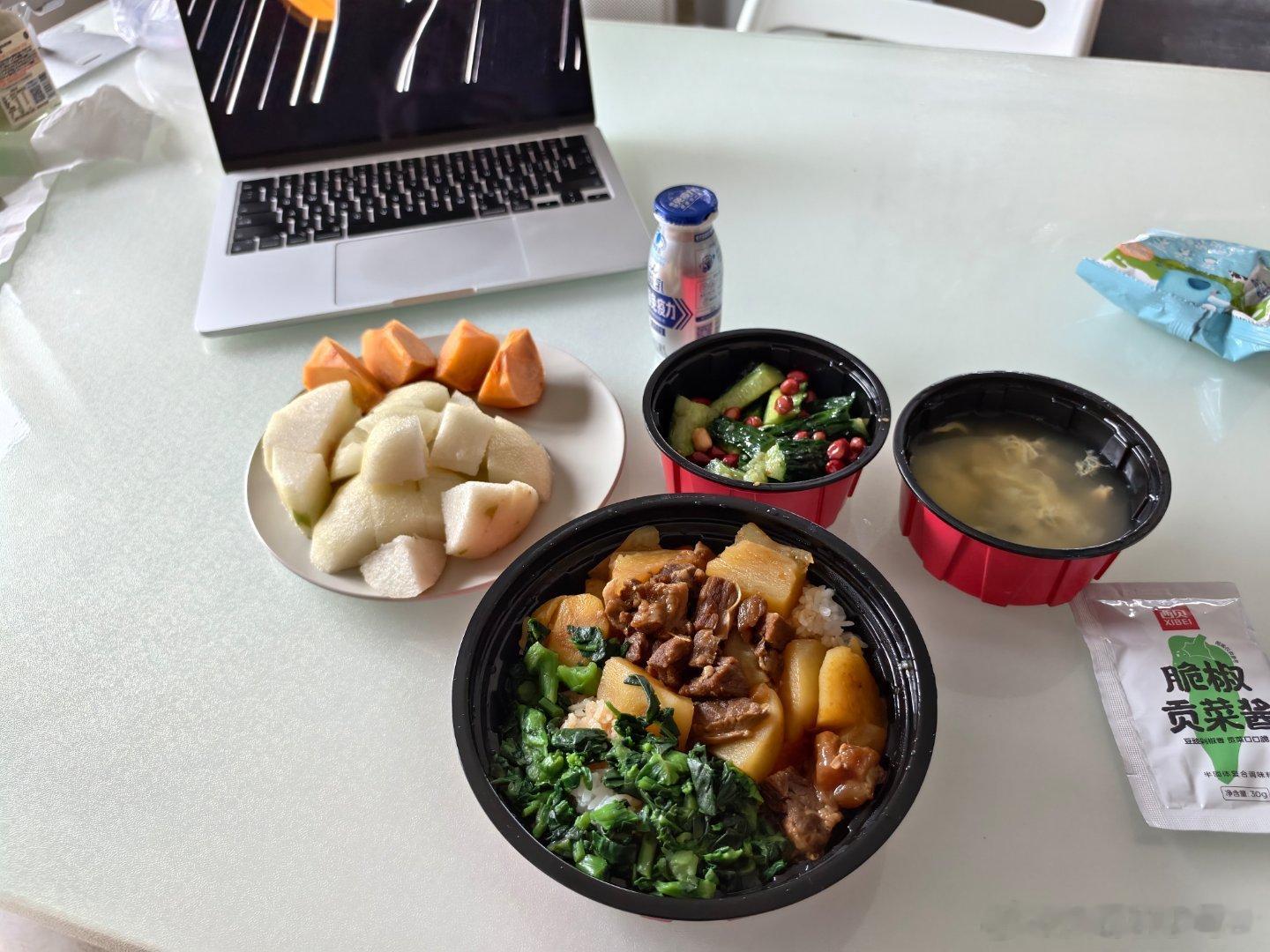 一个人的家庭午餐怎么样点个预制菜在家吃，配点梨和脆柿子​​​