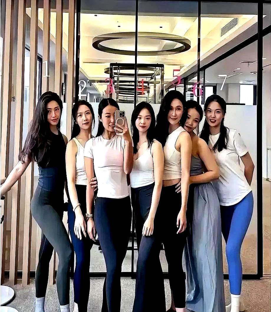 女朋友想去练一下瑜伽，让我陪她去。我点开那个介绍页面，把那些私教的资料从