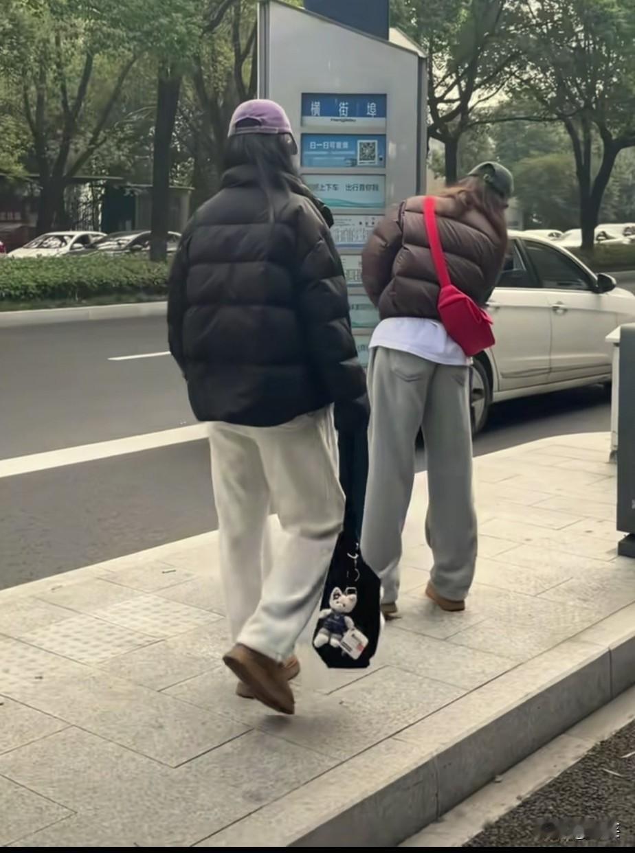 发现了一个奇怪的现象,大家发现了吗?不管在大街上还是地铁上,年轻女人都流行穿