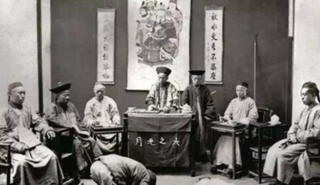 1884年，东北一个土财主翟彪为了霸占田地，残忍打死了农户，结果农户的妻子不哭不