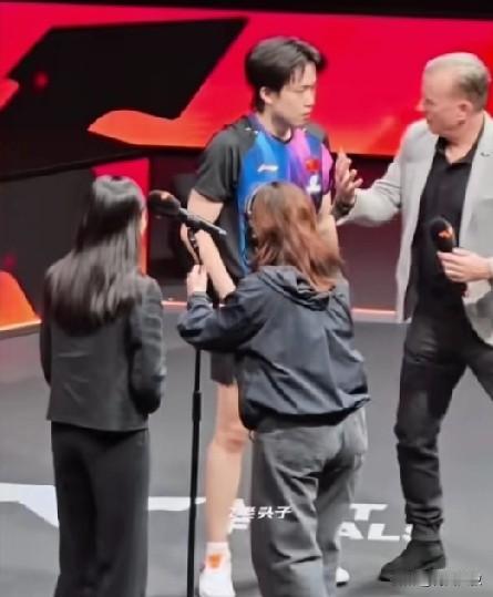 哈哈！王楚钦不愧是北大才子，私下和主持人沟通毫无障碍！但是为何每次还需要翻译