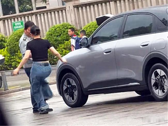 女子踢保安被扇耳光，女子面临的三种处罚结果。之前福建那个事，大家都知道了。女