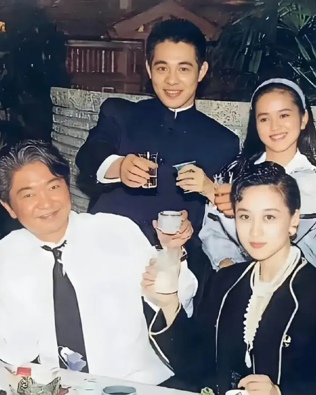 绝对没有想到香港才子蔡澜与李连杰还有这样的交接。这是当年蔡澜与李连杰及其夫人利智