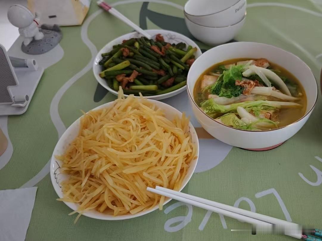 昨天晚上打游戏太晚，女朋友有些生气了。赶紧哄她，本来想出去吃，她说大环境这样，还