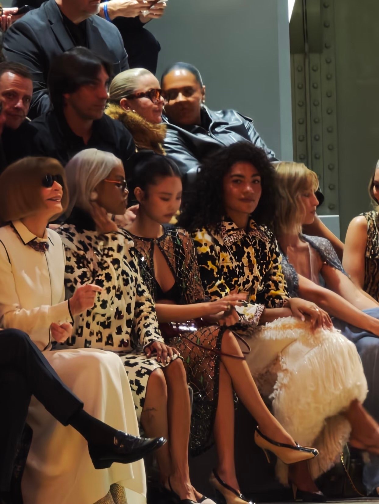 好喜欢非常健康匀称的完美自然人身材对着Jennie的身材说比例不好的怀疑网上