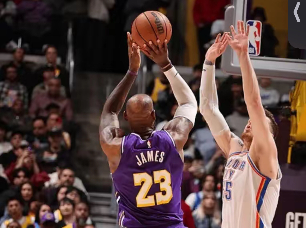 湖人这裁判是真没法洗！落后一分关键出界不吹，哈腾自己出界两次，硬让湖人赔光两个