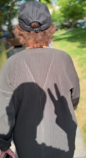 邓超陪母亲遛弯，背后光影“花式”比心！网友：爱要大声说出来家人们，娱乐圈的温馨