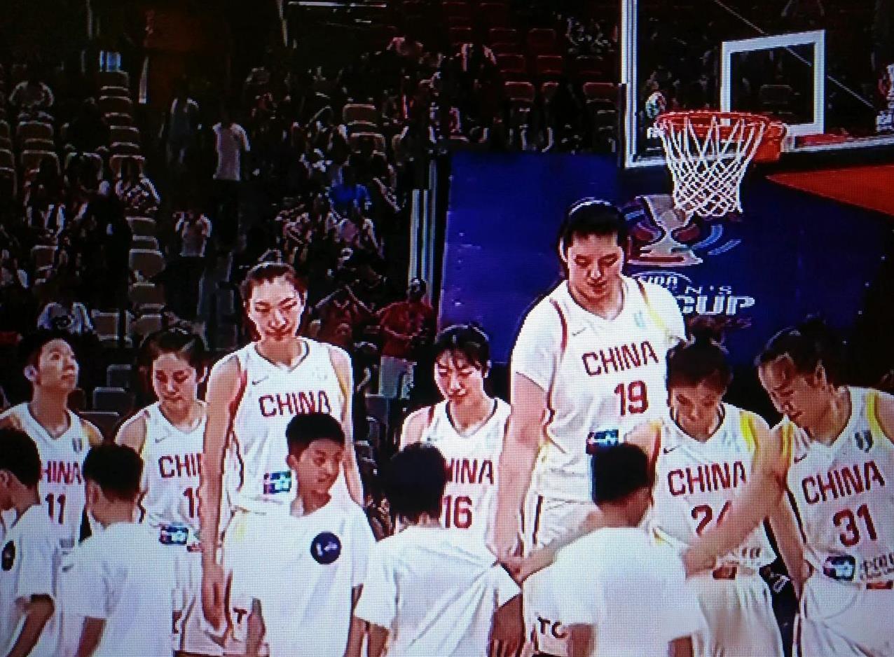 中国女篮衰退的太快了。不是李梦，王思雨，杨立维她们不愿意帮助国家队渡过难关，而是