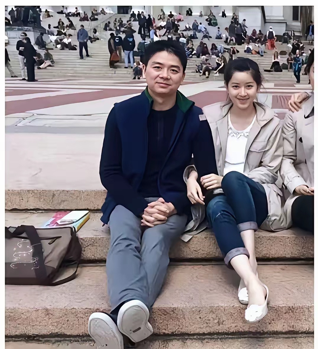 感觉她当年是真喜欢刘强东,这个眼神,这个状态,还是女人更懂女人,很多时候感情