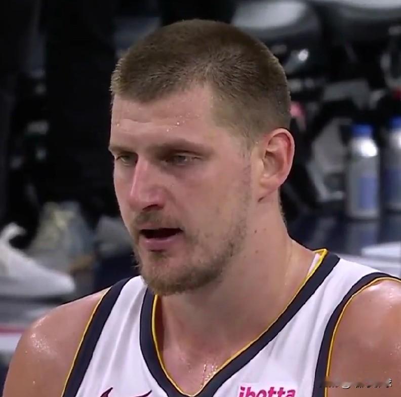 就问你还有谁！！！30场比赛打完！！约基奇已经有15场比赛拿到三双！！！对阵