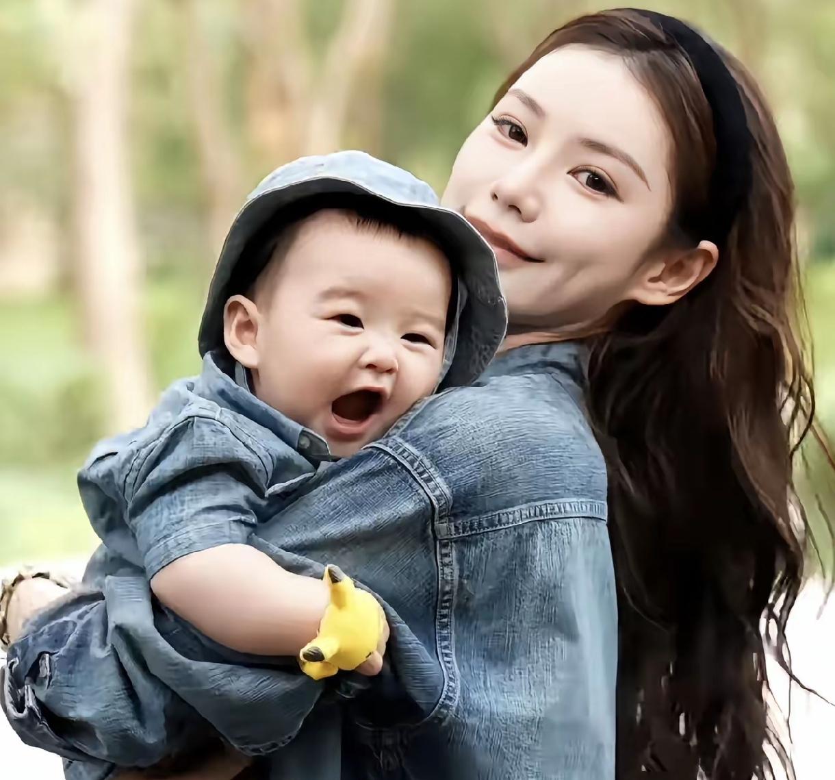 半岁的小汪宝出门遛弯，还被妈妈马筱梅安排上亲子牛仔装了。马筱梅这回带娃去公园，看