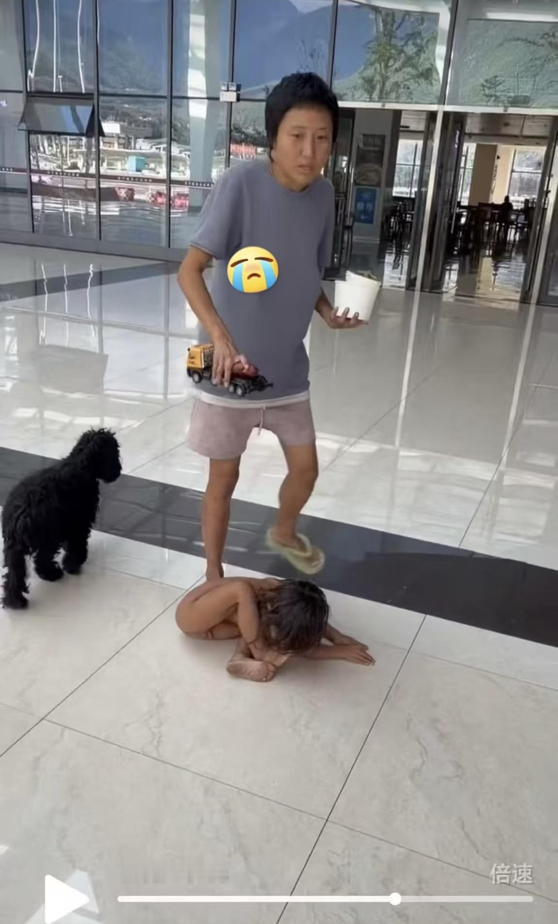 太可怕了啊！被犬养的小孩，从小跟狗养在一起有网友纷纷表示：赶紧纠正还