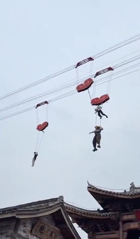 唐山“飞天索道”游客惊魂！5月2日，河北唐山河头老街景区，一家三口乘坐的“飞天索