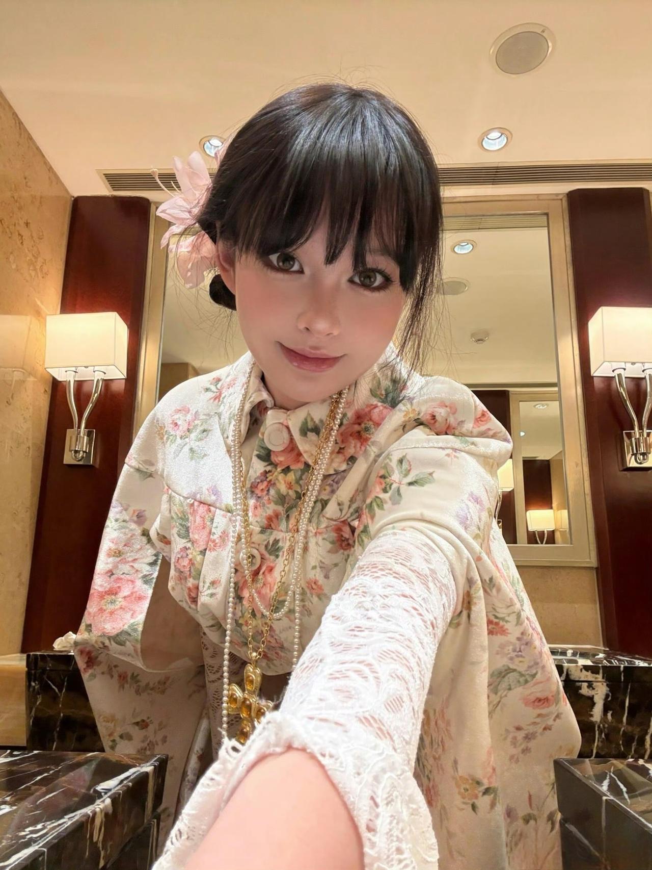 这套穿搭是浪漫复古的甜系洛丽塔风，华丽又充满少女感。花卉印花的宽松衬衫式外套自带