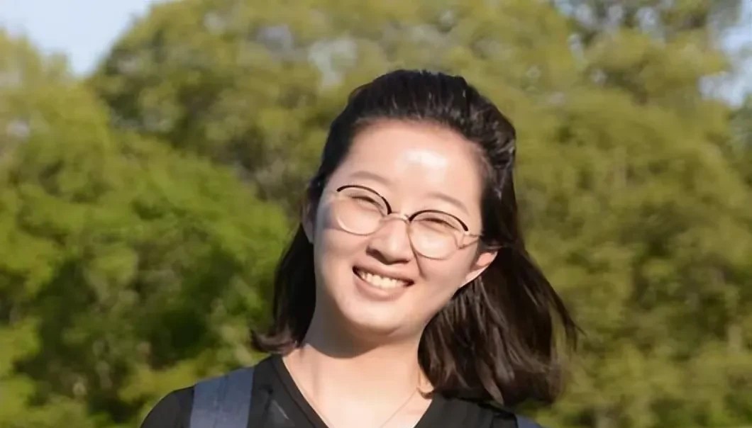 比章莹颖家境好的大部分留学生，也是出去合租的。她这个案件很无解，这个地方