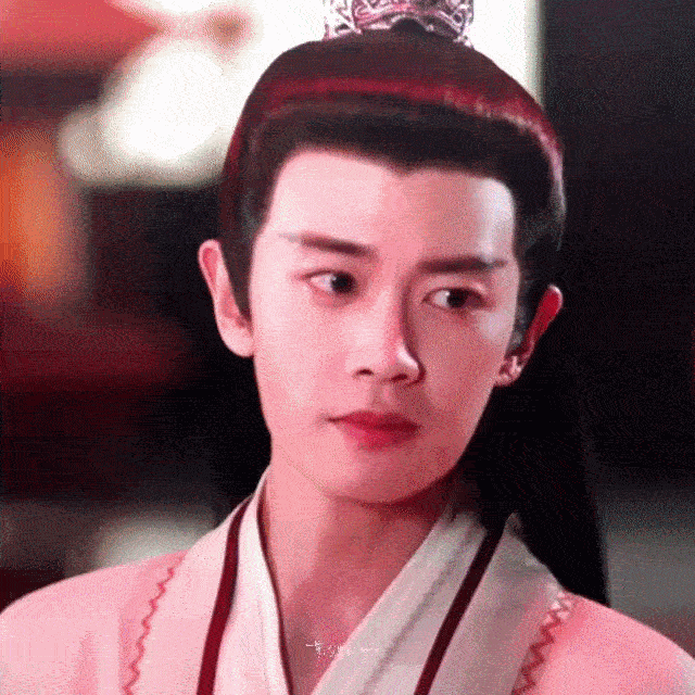 看了任嘉伦在《凤凰台上》的古装仪态，真的感觉他就是古装帝王界的扛把子！他演的萧焕