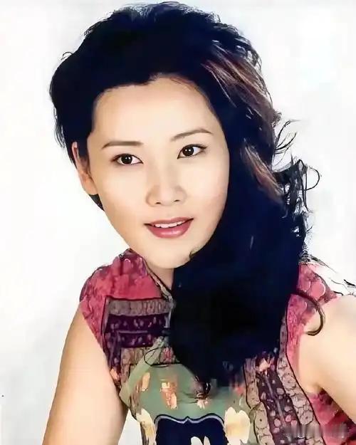 何赛飞5岁那年，父母离异，姐姐和妹妹跟着母亲相依为命，只有她跟着父亲。那个年代