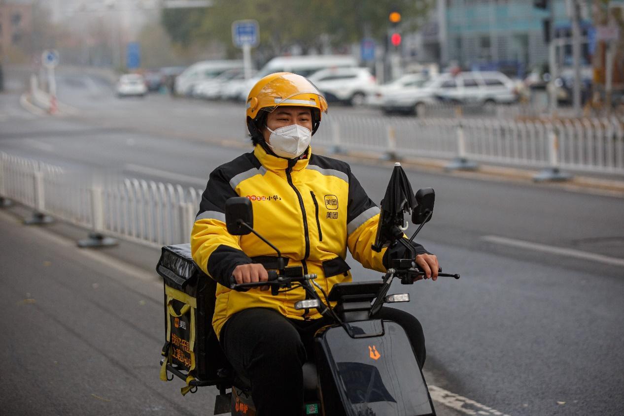 北京，骑手男子每次开单前都会通过外卖平台为自己投保一份3元的意外险，保费由平台中