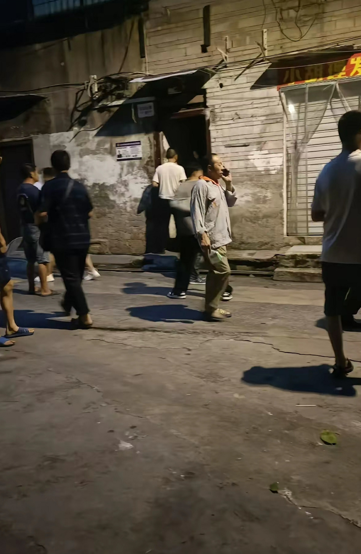 这家理发店看起来很破旧，可生意真好！