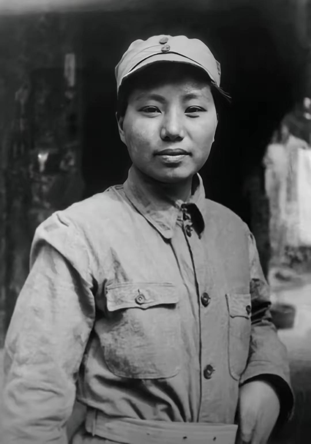 16岁女红军被活埋，黄土埋到胸口，她一滴泪没掉。千钧一发，一匹快马冲来，马上的人