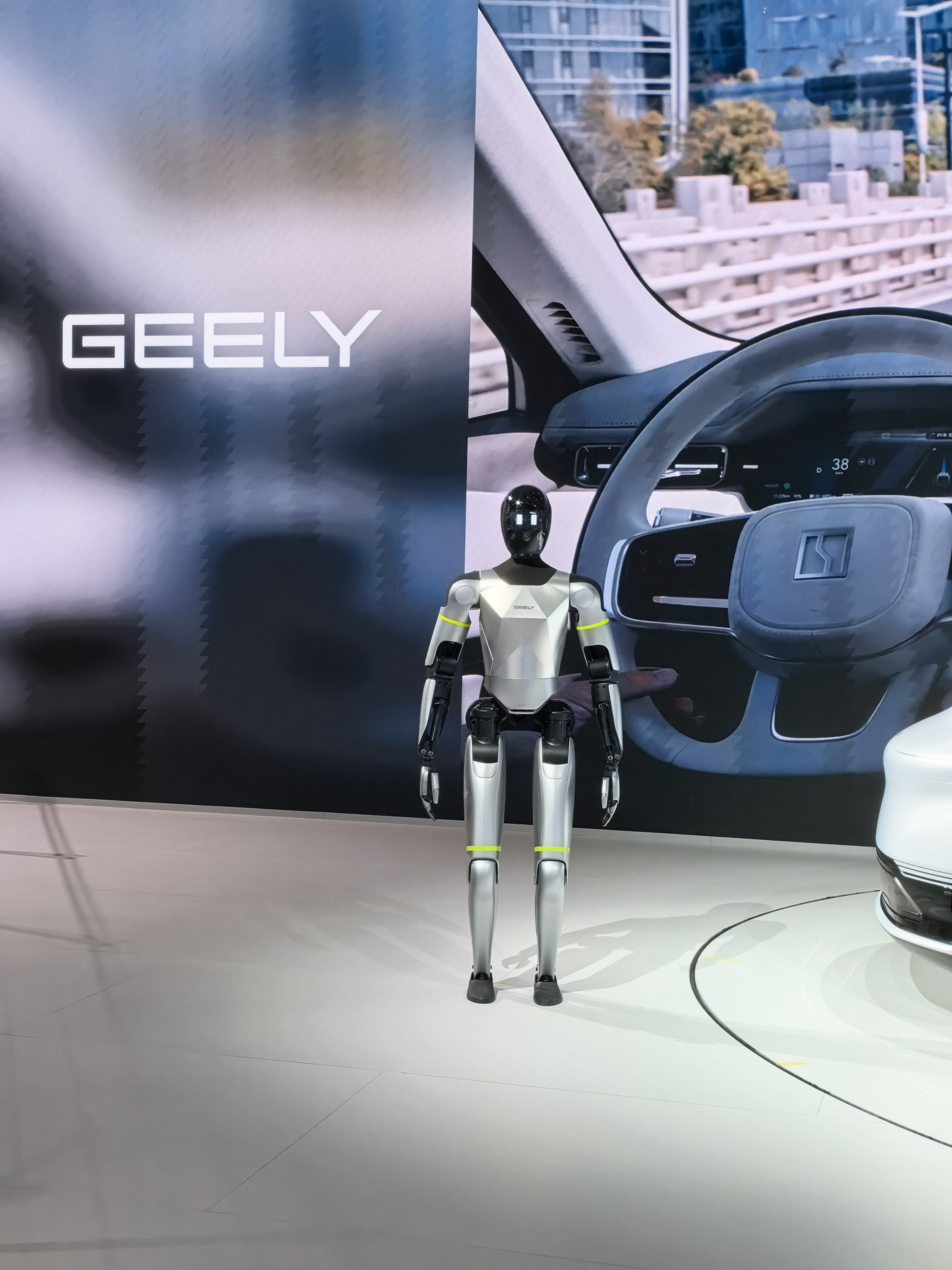 2026北京车展吉利有点强！中国首款原生Robotaxi原型车EvaCab