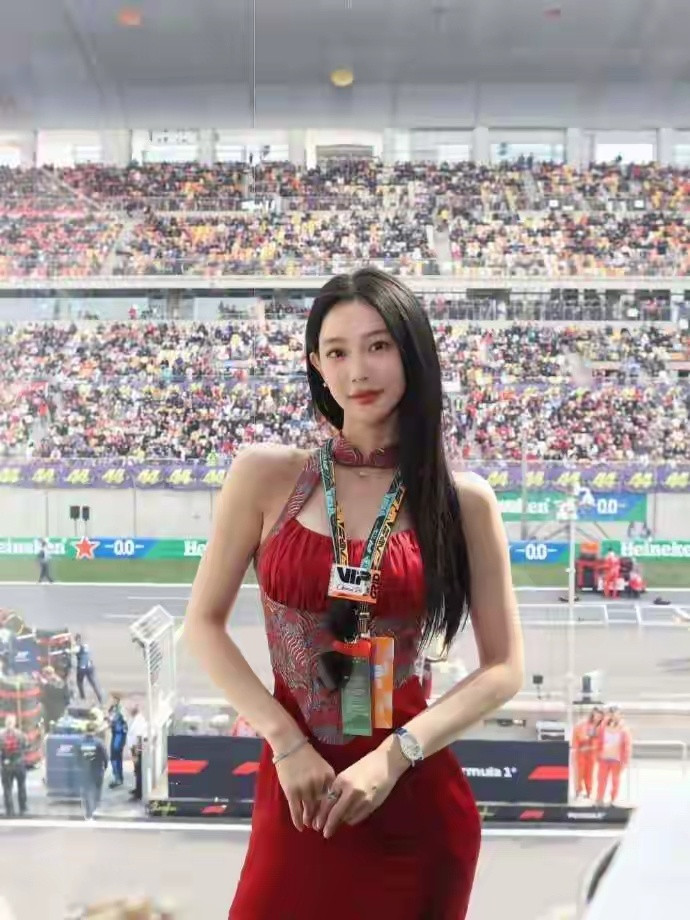 克拉拉的骨相太绝了，尤其是额头线条，简直是老天爷追着喂饭吃！