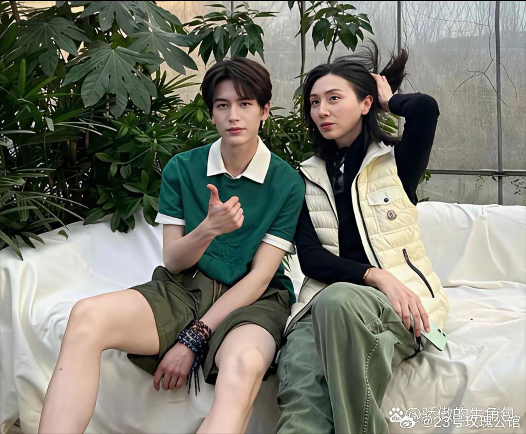 张凌赫与妈妈的合影，遗传了妈妈美貌