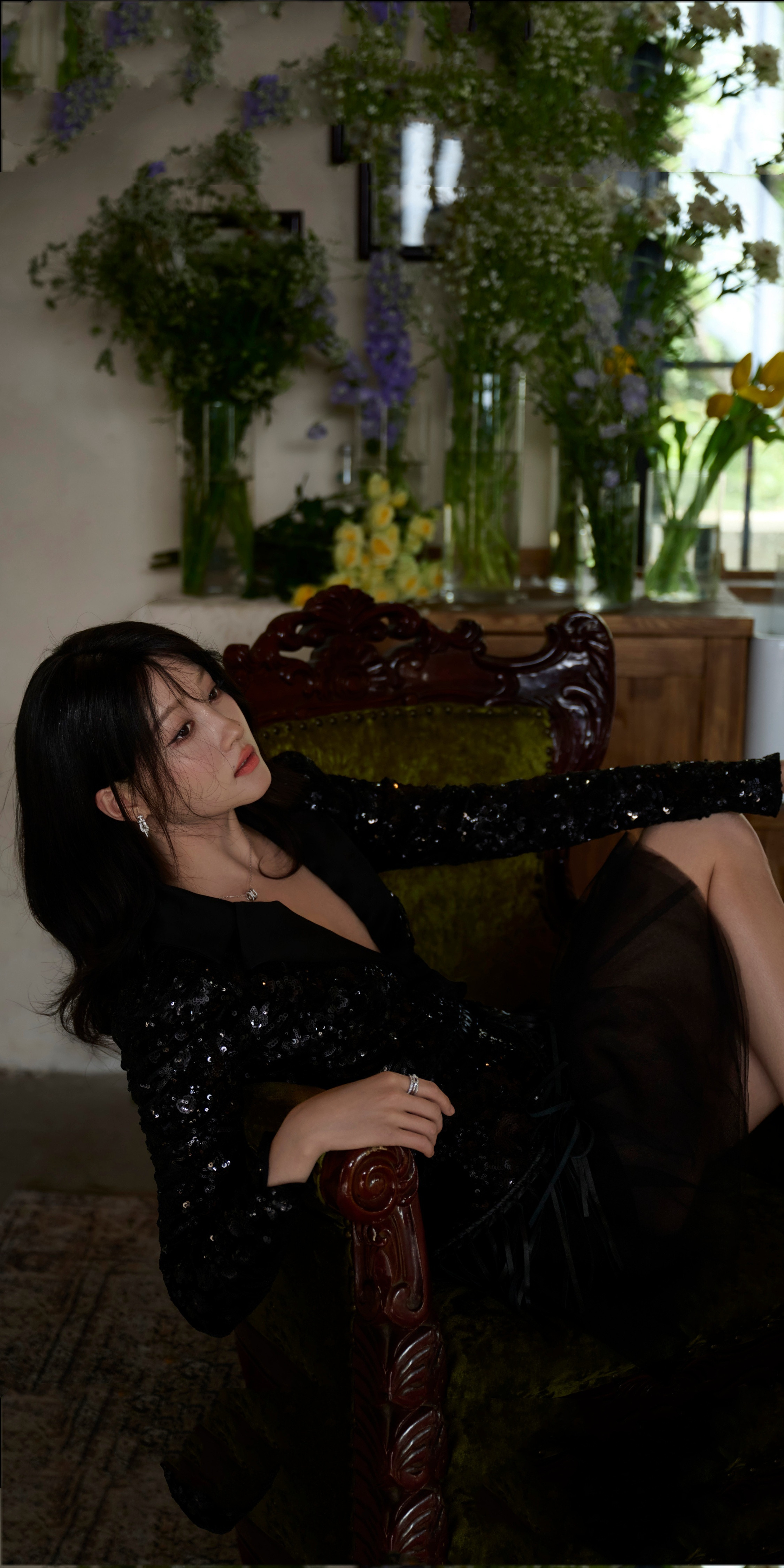 关晓彤写真壁纸：闪亮黑裙，高跟大长腿。关晓彤