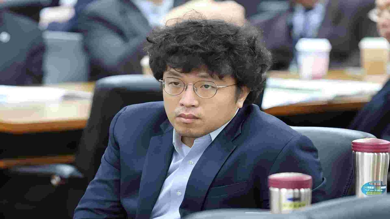 沈伯洋大概真的没料到,自己会成为第一个被正式“点名”追责的人。当大陆方面宣布对他