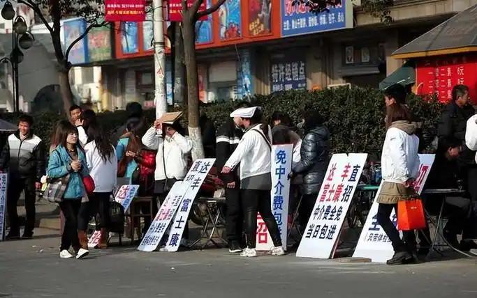 现在的劳务中介比资本家还狠！不生产哪怕一颗螺丝，就靠把人“租”给大厂赚人头差价。