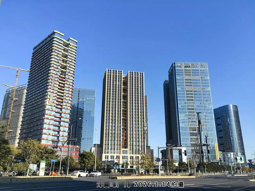 东海二十年造城，地标林立铺展泉州环湾新图景二十年前，晋江入海口滩涂连片，东
